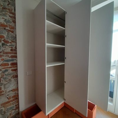 Armadio a doppio corpo ad angolo con effetto sospeso interno