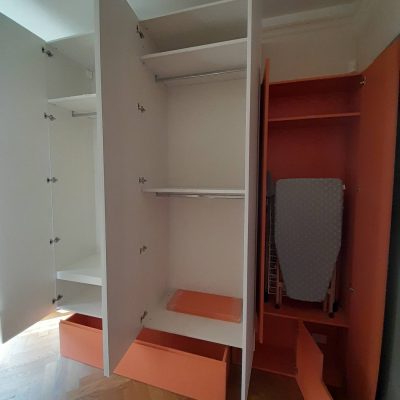 Armadio a doppio corpo con effetto sospeso interno