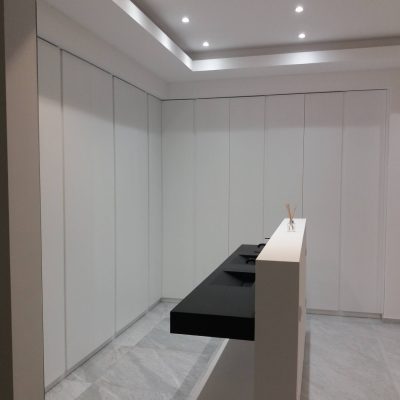Armadio su misura ad angolo in master room.
