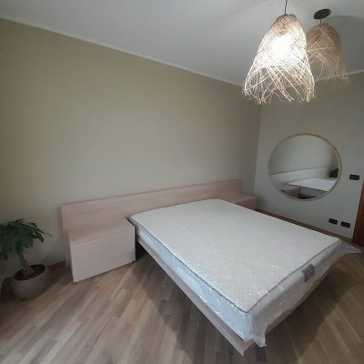 Letto in rovere effetto sospeso