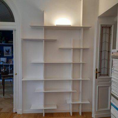 Libreria laccata a giorno.