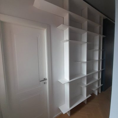Libreria laccata a giorno ingresso..