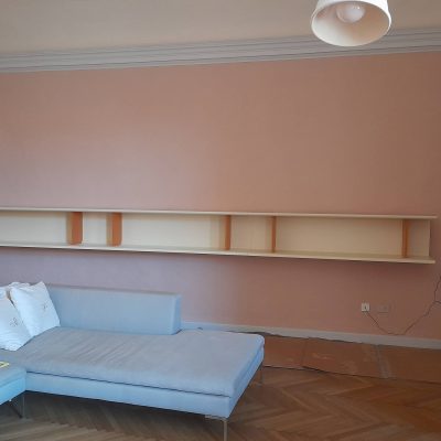 Libreria laccata sospesa.