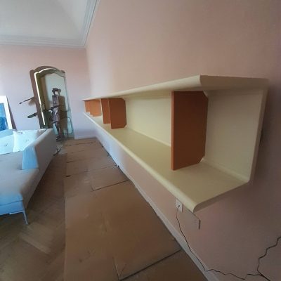 Libreria laccata sospesa..