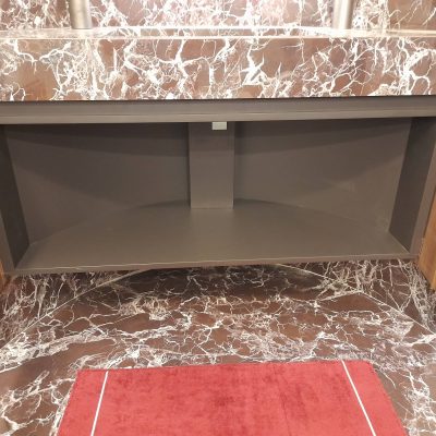 Mobile da bagno con interno curvo su misura.