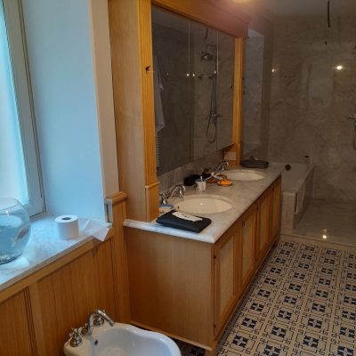 Mobile da bagno in rovere classico con boiserie
