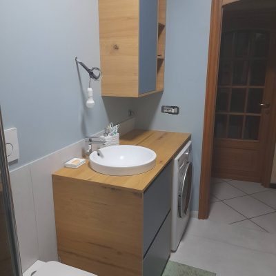 Mobile da bagno in rovere-laccato su misura con vano lavatrice