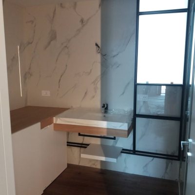 Mobile da bagno su misura rovere, laccato e struttura in ferro con lavello in Krion