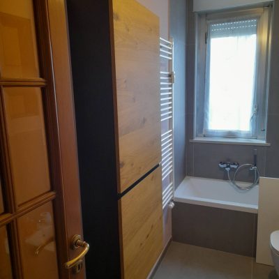 Pensile da bagno in rovere-laccato su misura