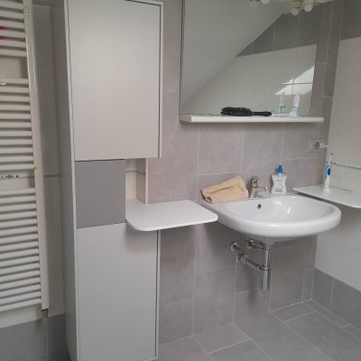 Pensile da bagno laccato su misura